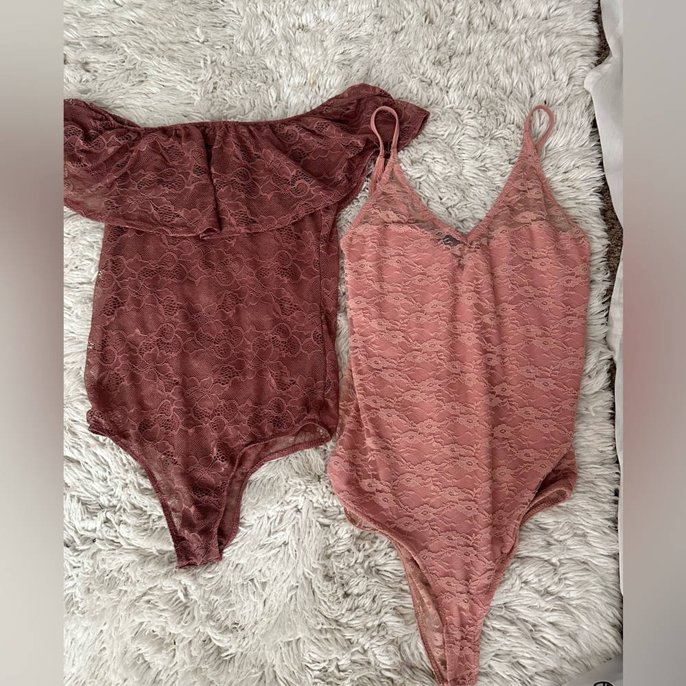 Lot bundle of 2 lace bodysuits